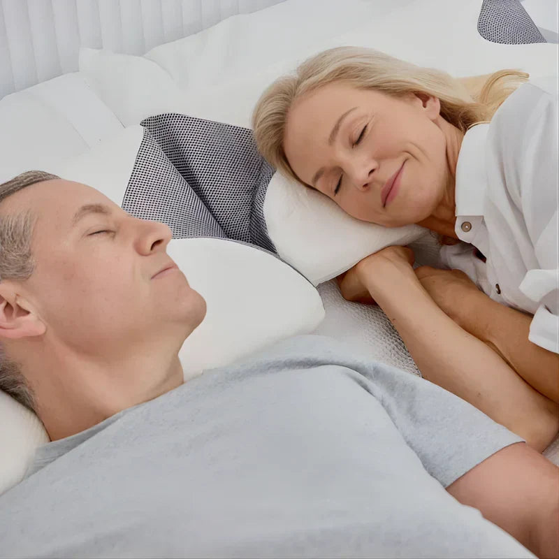 Casal a dormir em almofadas ergonómicas brancas para apoio do pescoço e sono profundo
