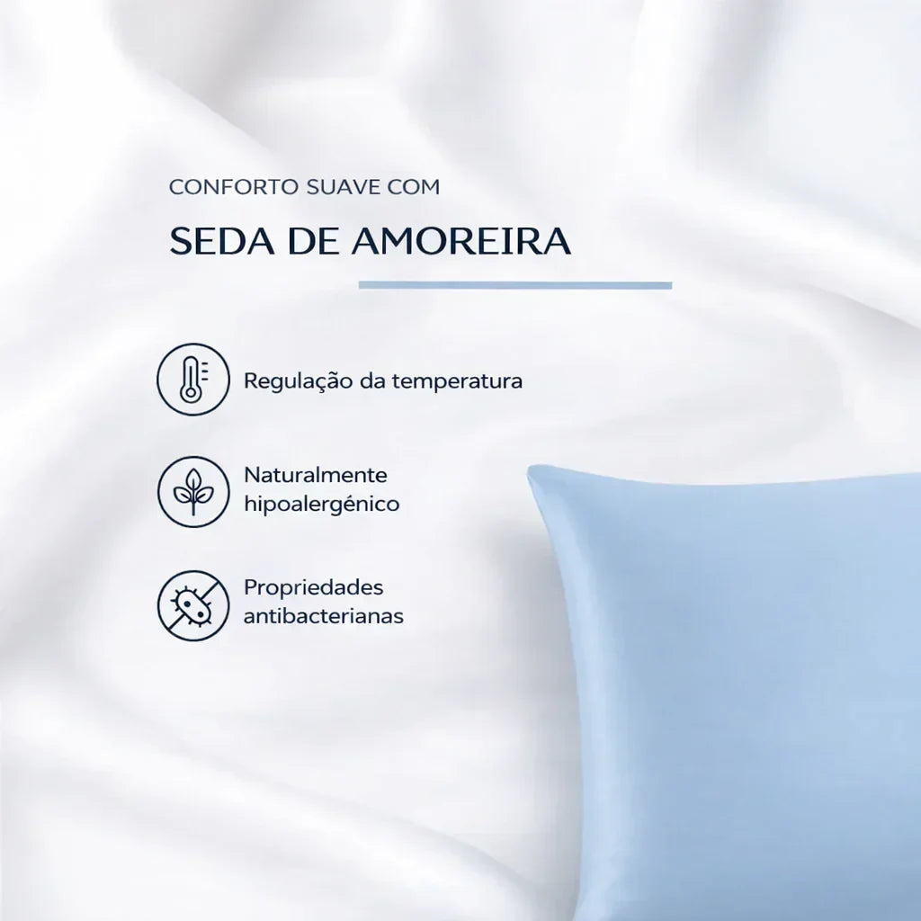 Almofada de seda de amoreira azul claro sobre tecido branco, com ícones de regulação da temperatura, hipoalergénico e propriedades antibacterianas.